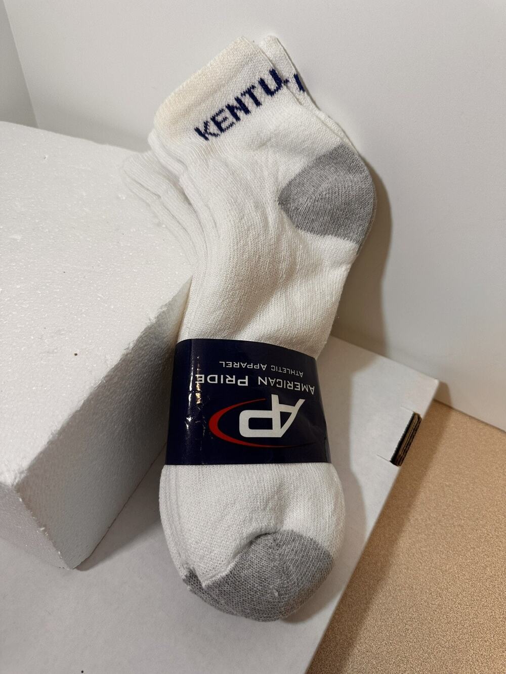 American Pride Athletic Apparel University Of Kentucky Socks Size 10-13 WHITE